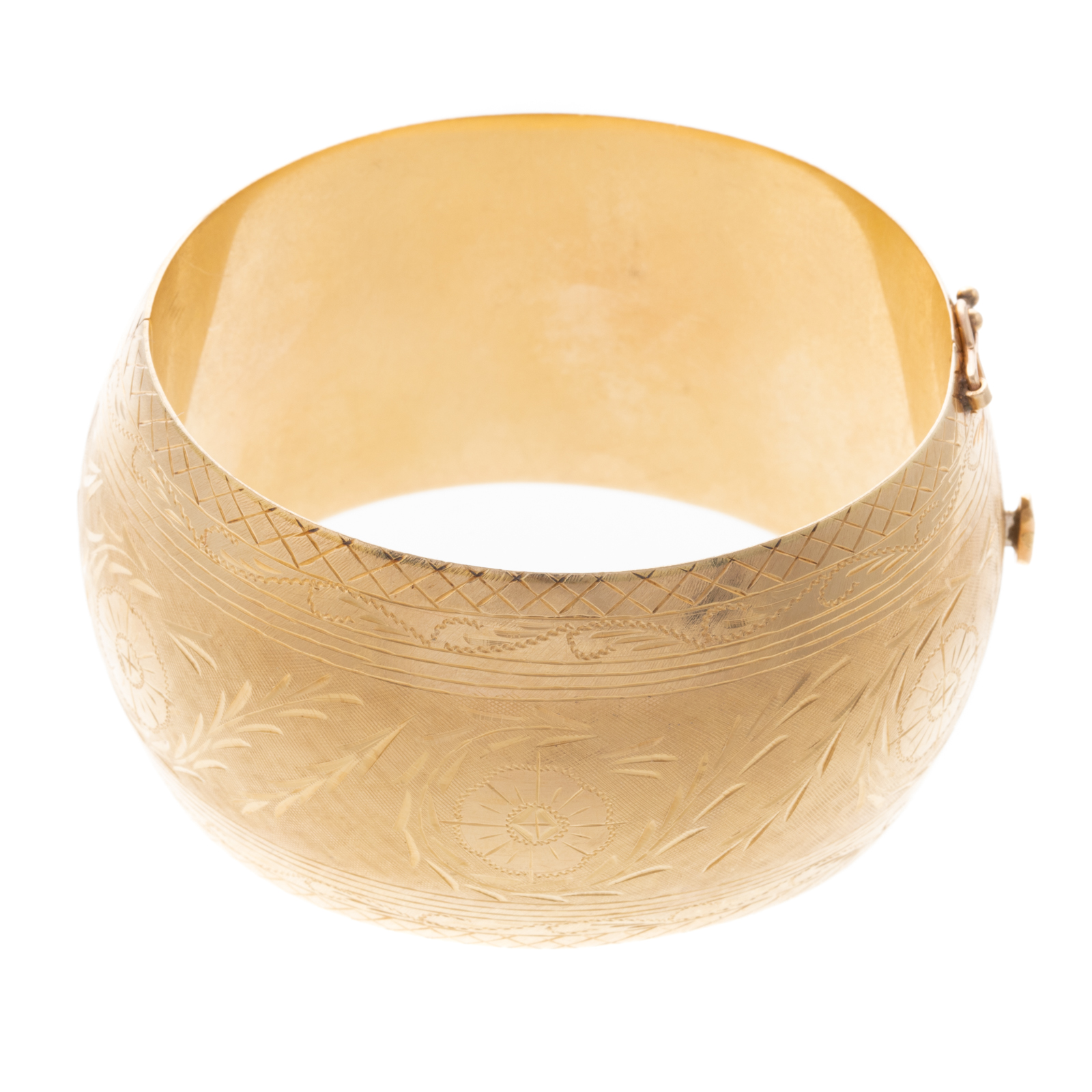 A WIDE ETCHED BANGLE IN 14K YELLOW 335863