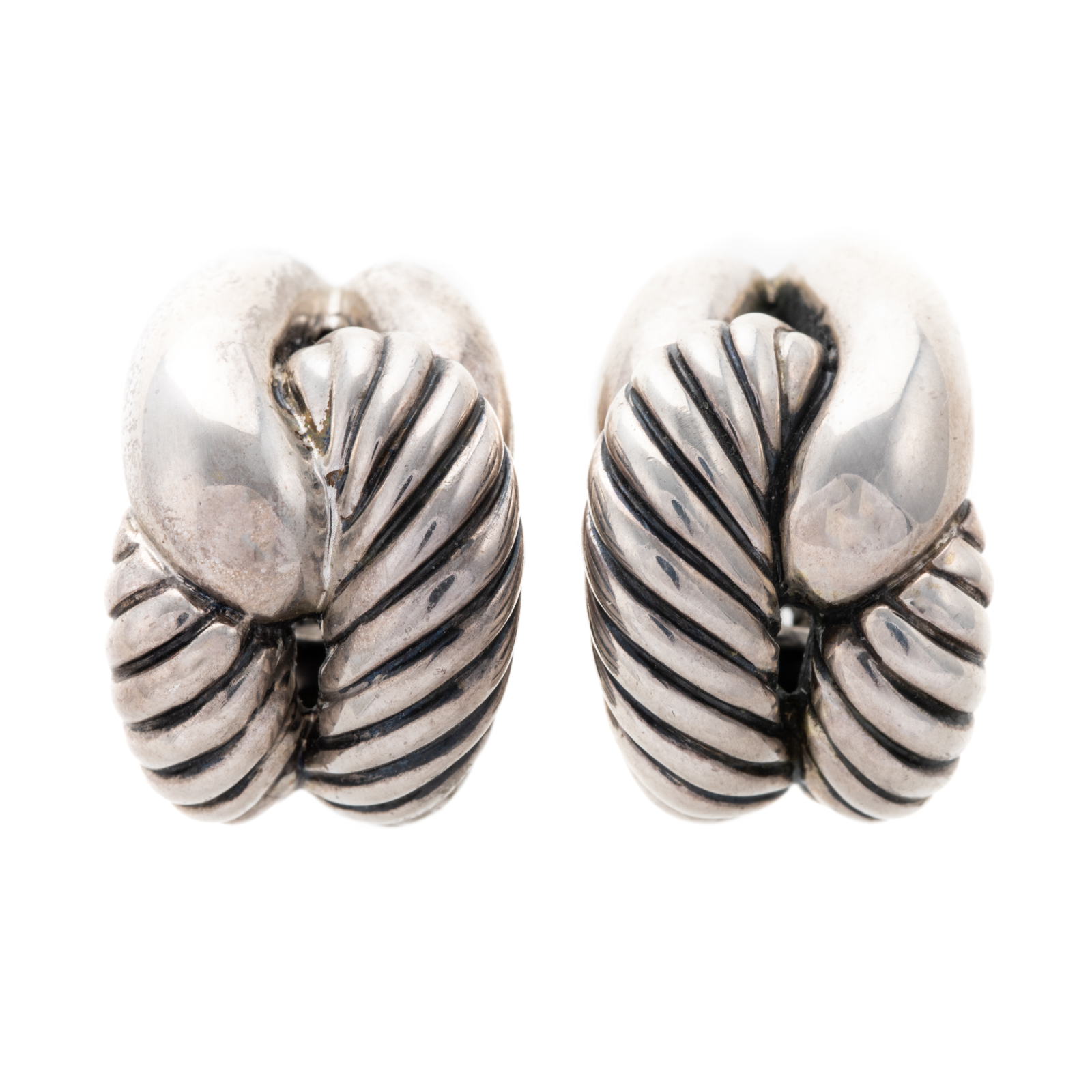 A PAIR OF STERLING SILVER EARRINGS 3358c0