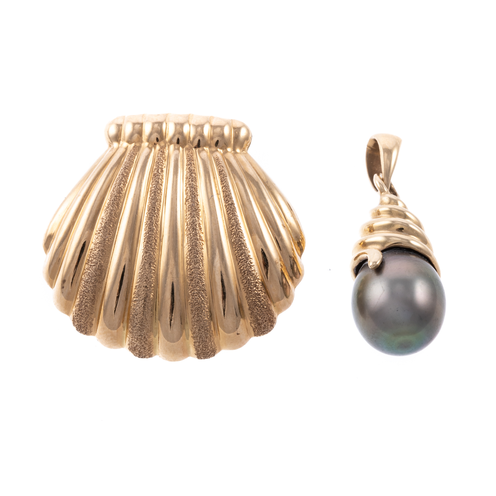 A TAHITIAN PEARL & SHELL PENDANT IN