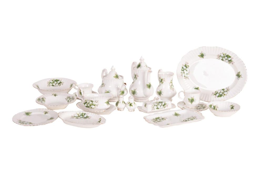 ROYAL ALBERT PORCELAIN DINNER SERVICETrillium