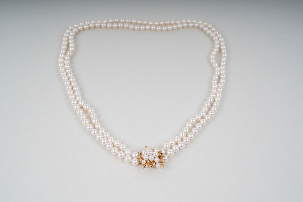 STRAND OF CULTURED PEARLS WITH 18 KARAT
