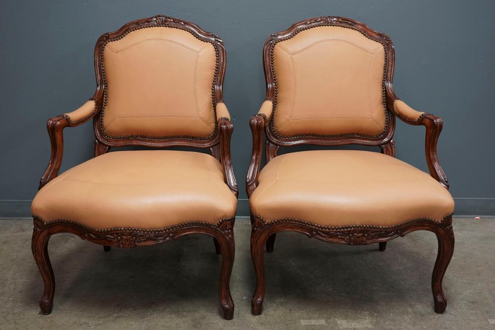 PAIR OF PROVINCIAL STYLE WALNUT 335d53