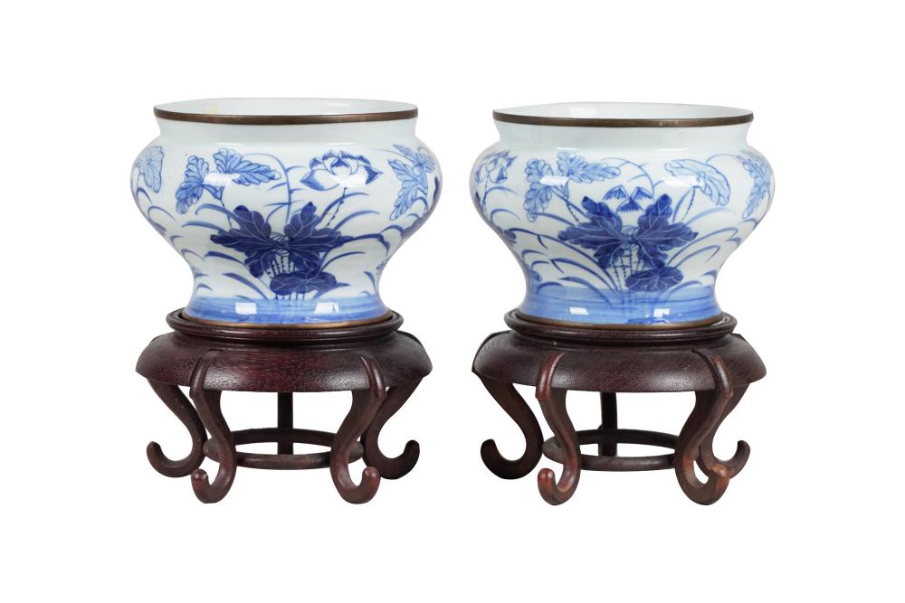 PAIR OF CHINESE BLUE WHITE PORCELAIN 335f91
