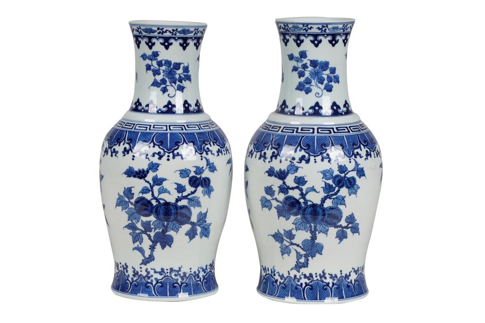 PAIR OF CHINESE BLUE WHITE PORCLEAIN 335fe2