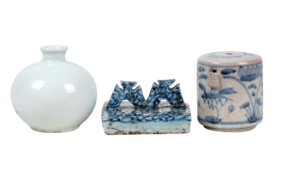 THREE SMALL KOREAN CERAMIC PIECEScomprising 3361fa