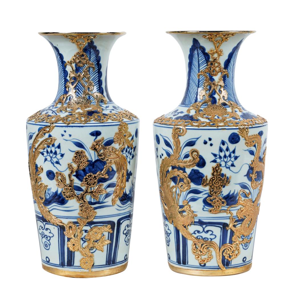 PAIR OF CHINESE BLUE WHITE PORCELAIN 336346