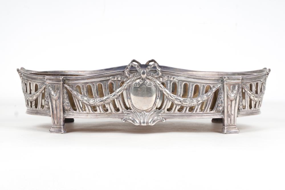 FOOTED SILVERPLATE CENTERPIECEwith metal