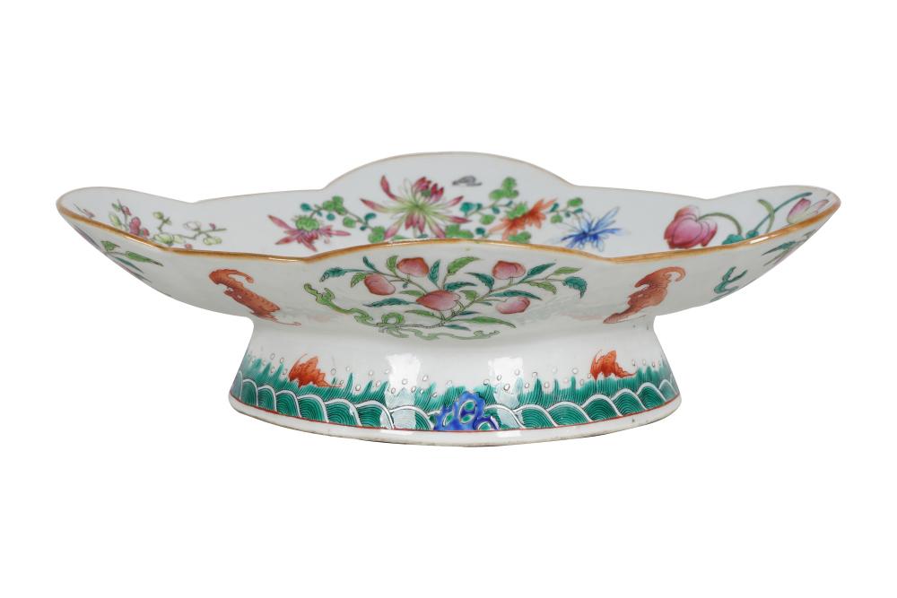 CHINESE PORCELAIN FOOTED BOWLdepicting