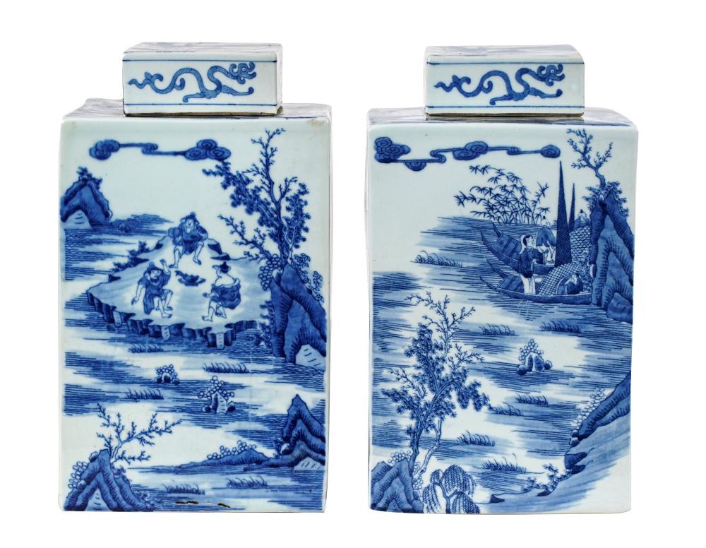 PAIR OF CHINESE BLUE WHITE COVERED 336432