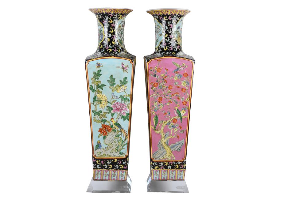 PAIR OF CHINESE FAMILLE NOIRE STYLE 3364b2