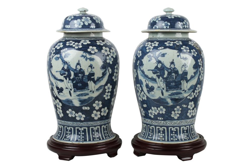 PAIR OF CHINESE BLUE WHITE COVERED 336581