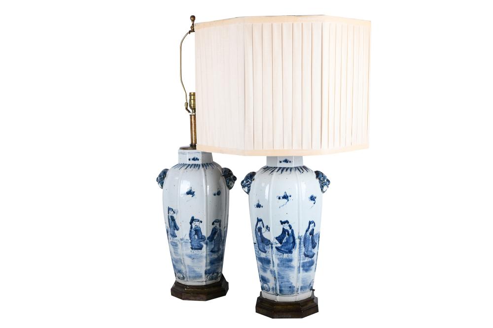 PAIR OF CHINESE BLUE WHITE GLAZED 3367e5