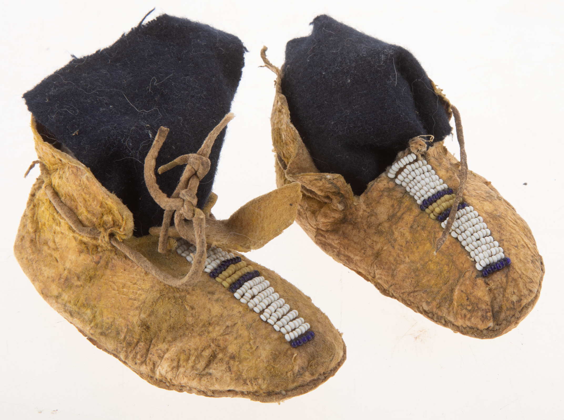 A PAIR OF NATIVE AMERICAN INFANTS BEADED