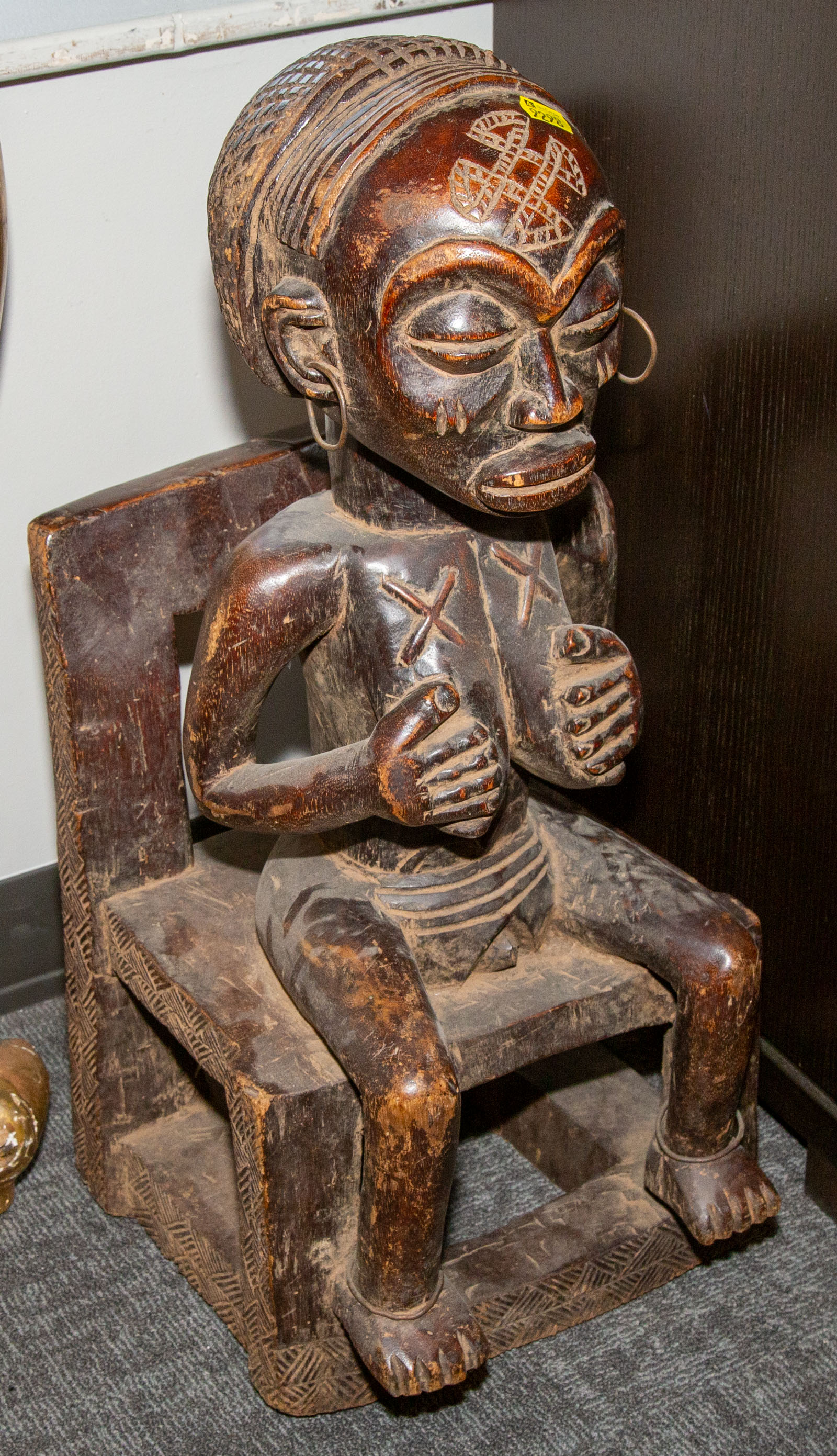 LARGE AFRICAN CARVED WOOD SEATED 33450a