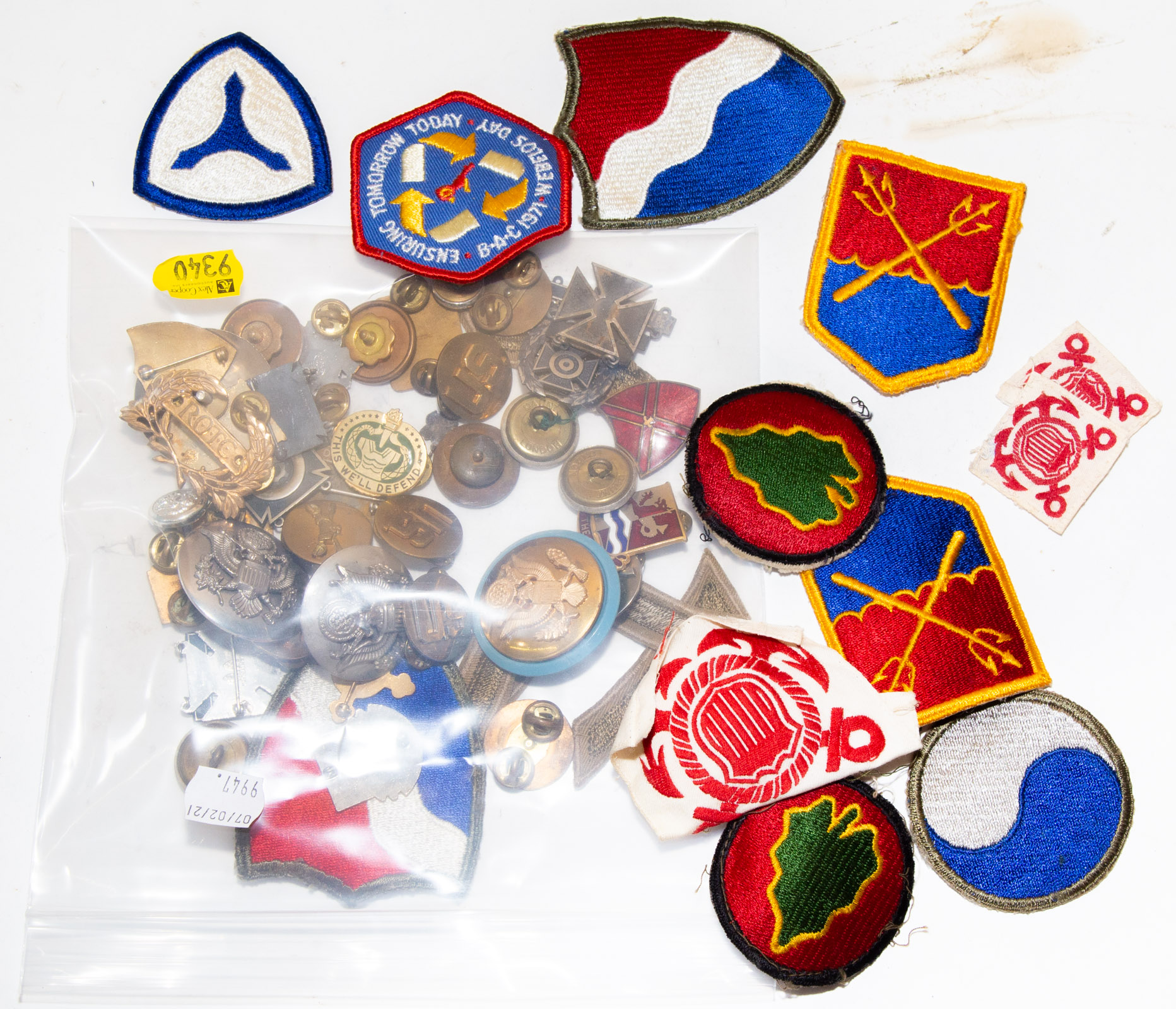GROUP OF MILITARY BADGES & PATCHES