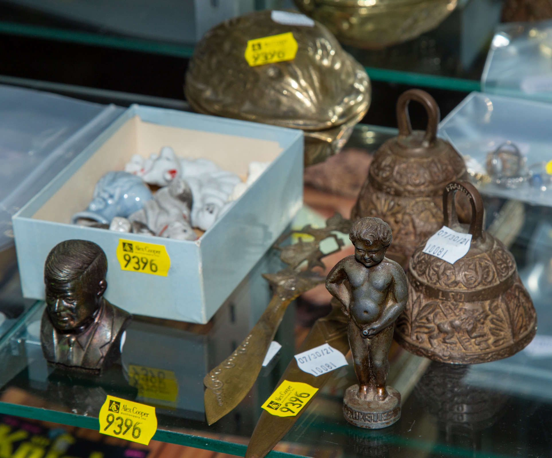 ASSORTED DECORATIVE COLLECTIBLES