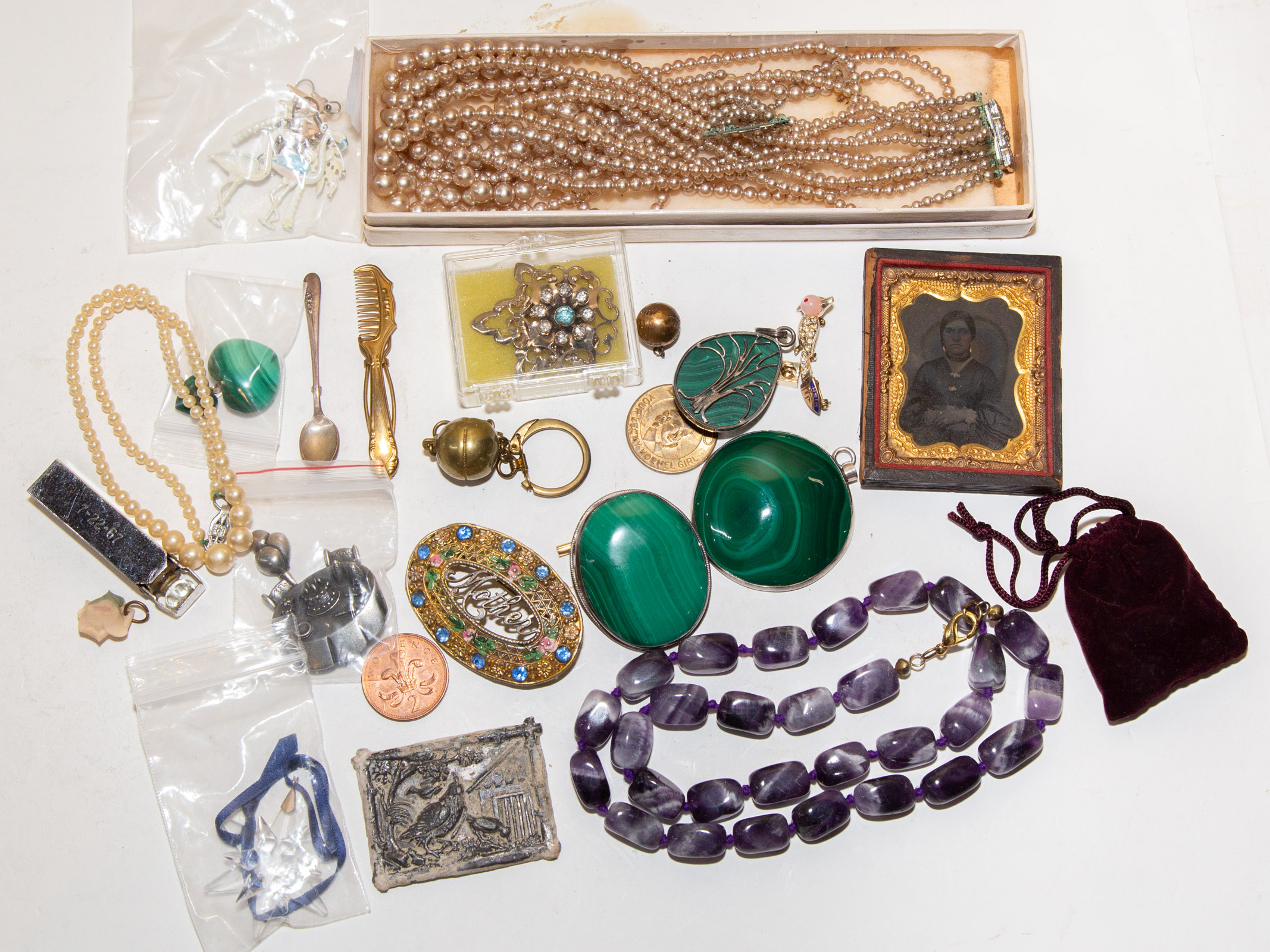 A COLLECTION OF JEWELRY & ASSORTED