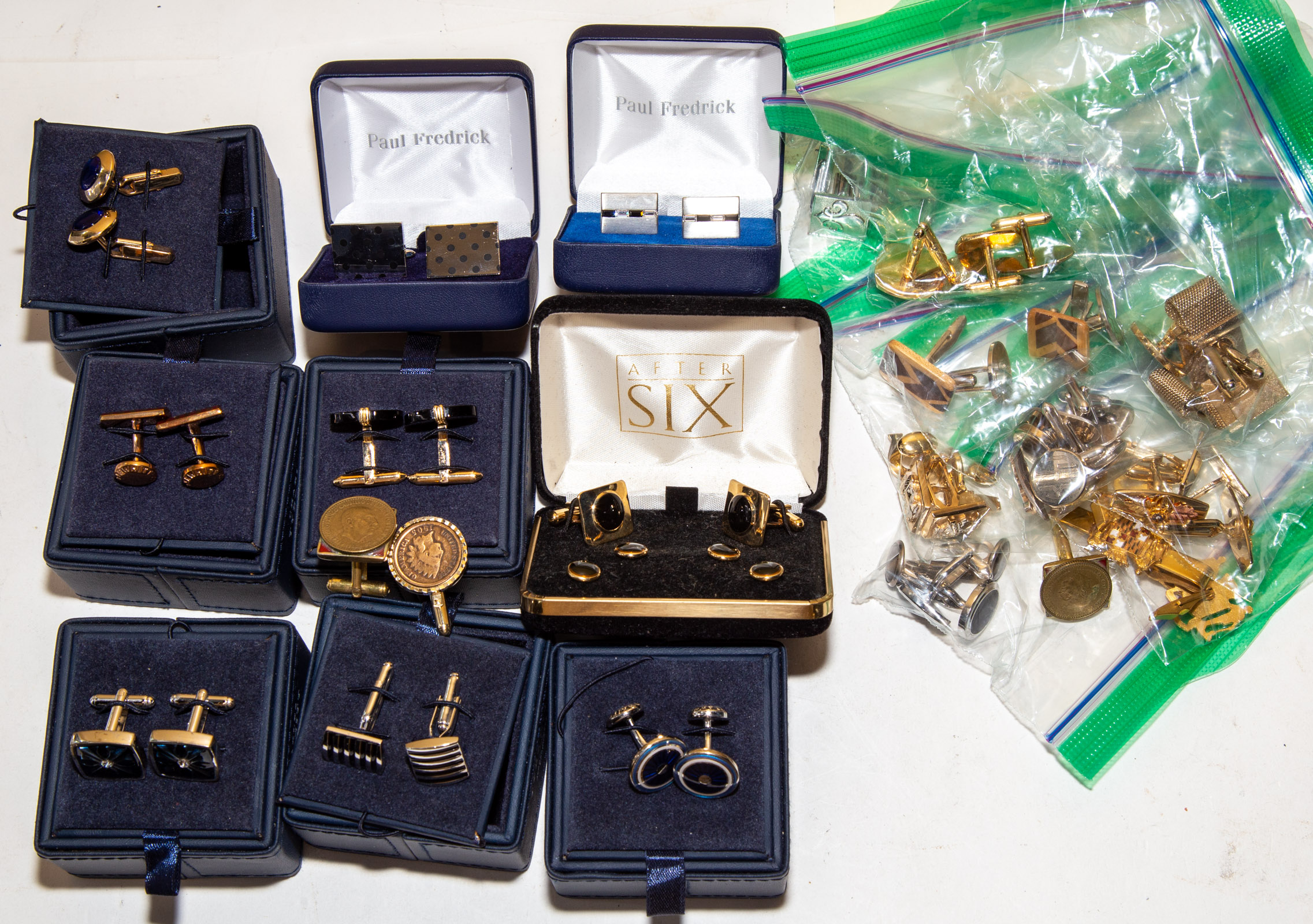 A LARGE COLLECTION OF CUFFLINKS 33457b