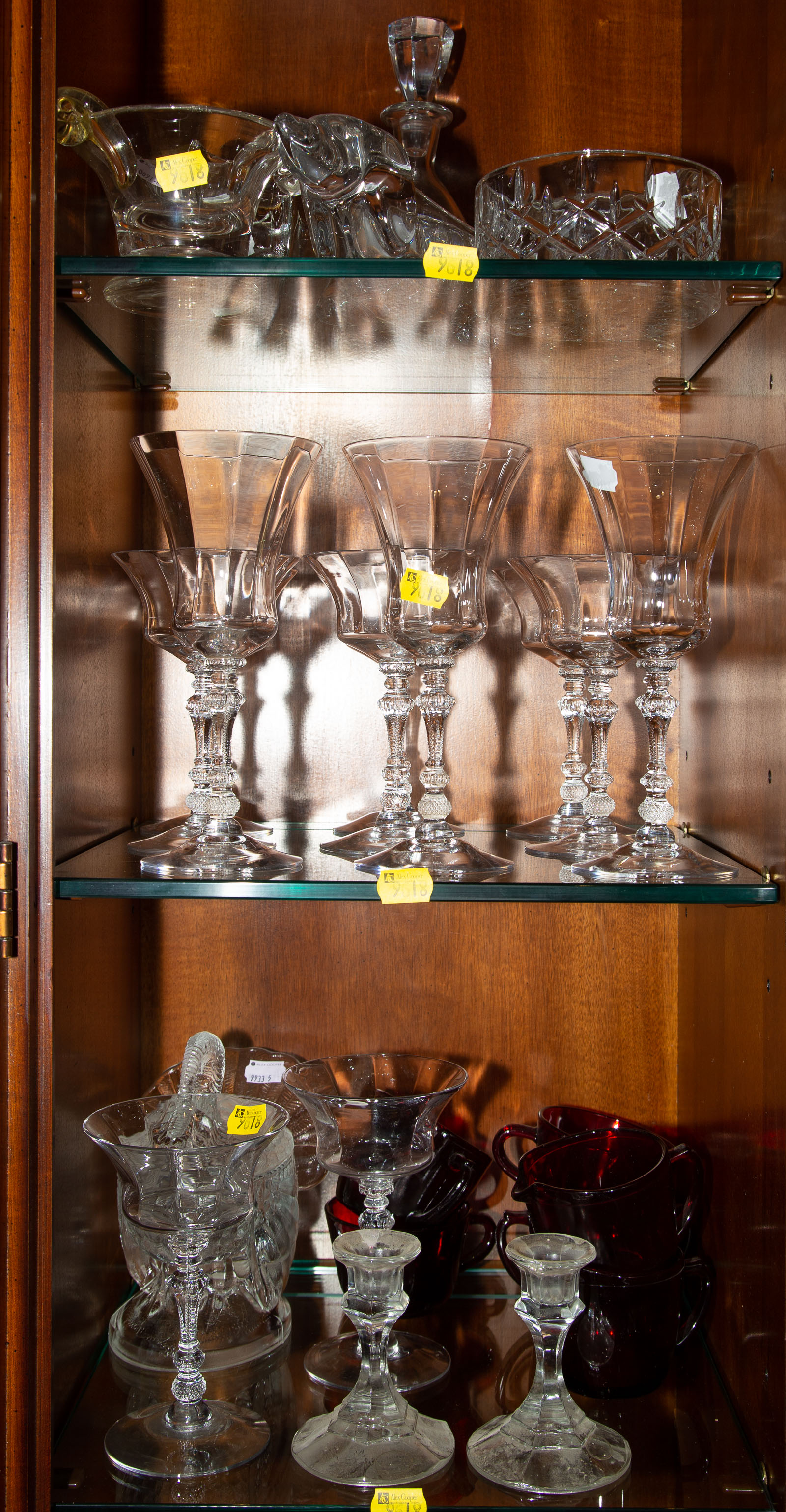 FOUR SHELVES OF ASSORTED GLASSWARE 33463c