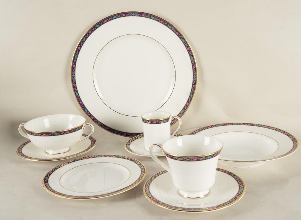 ROYAL DOULTON PORCELAIN SERVICE'Kendal'