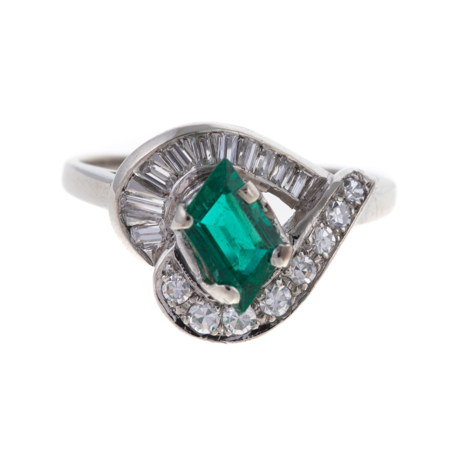 A FINE EMERALD DIAMOND RING IN 3347ee