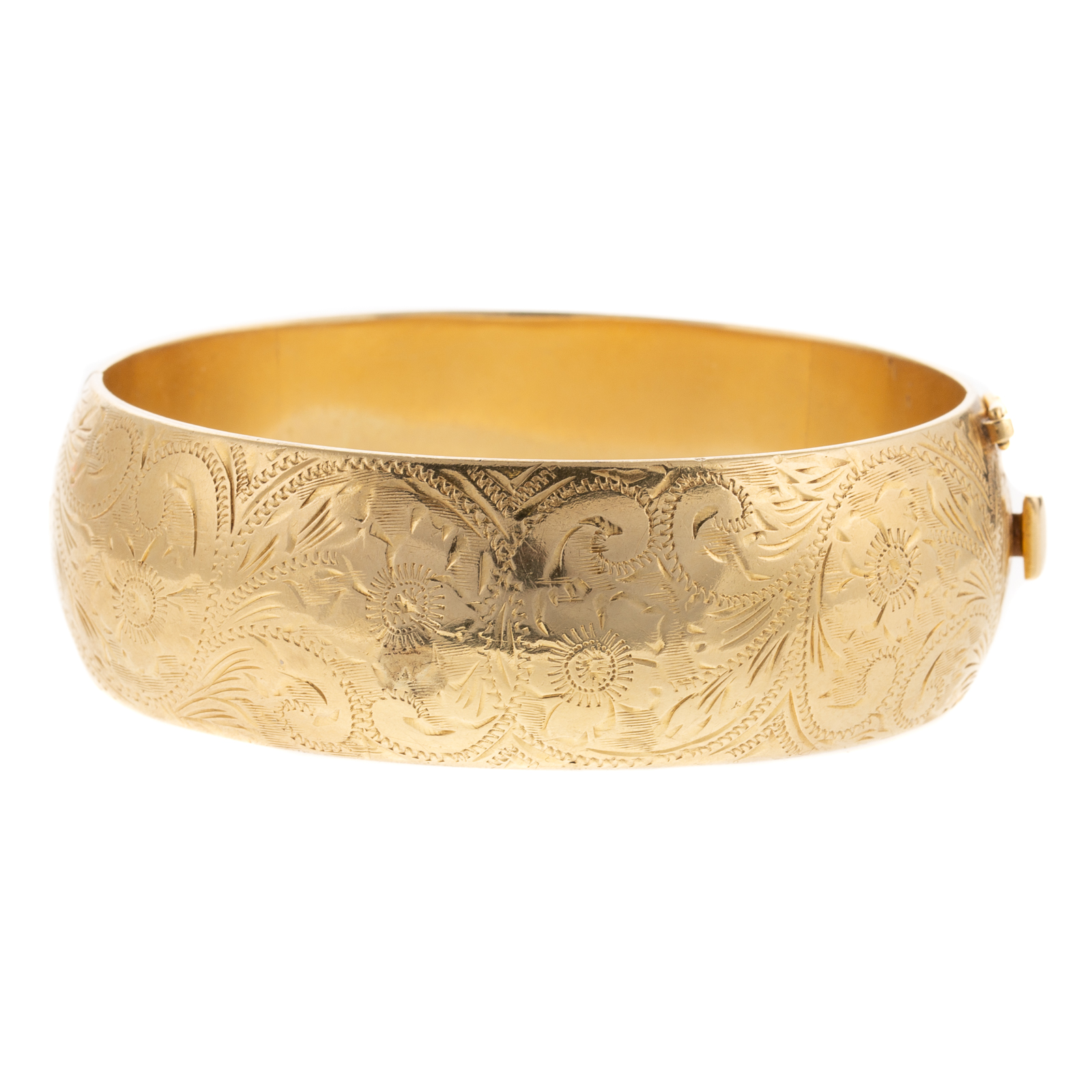 A WIDE ENGRAVED HINGED BANGLE BRACELET 334949