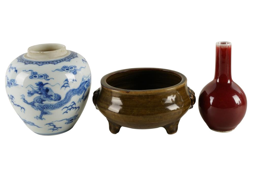 THREE PIECES OF CHINESE PORCELAINeach 334aed