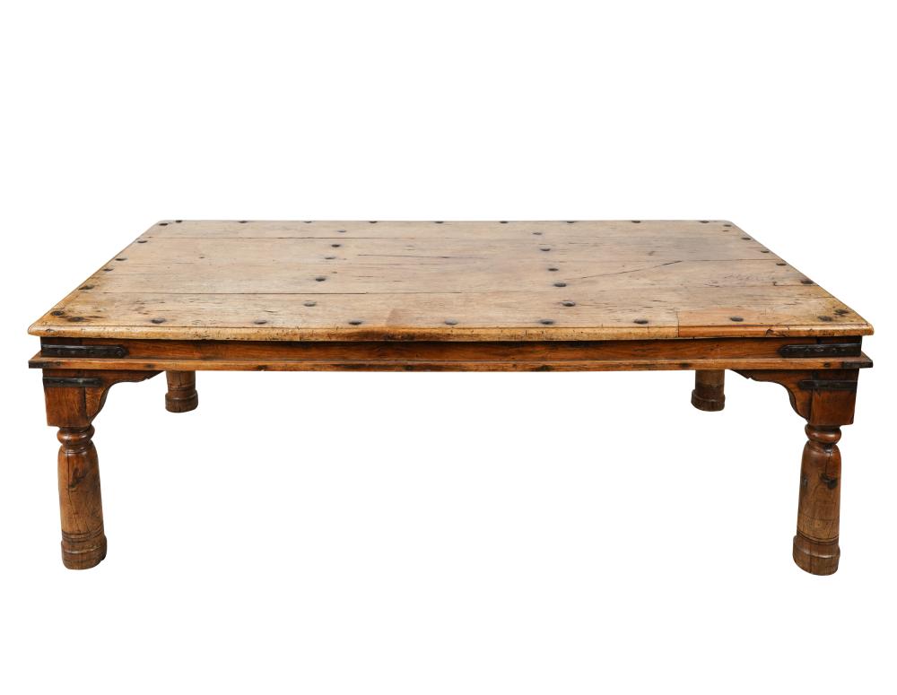RUSTIC PINE COFFEE TABLECondition  334bf2