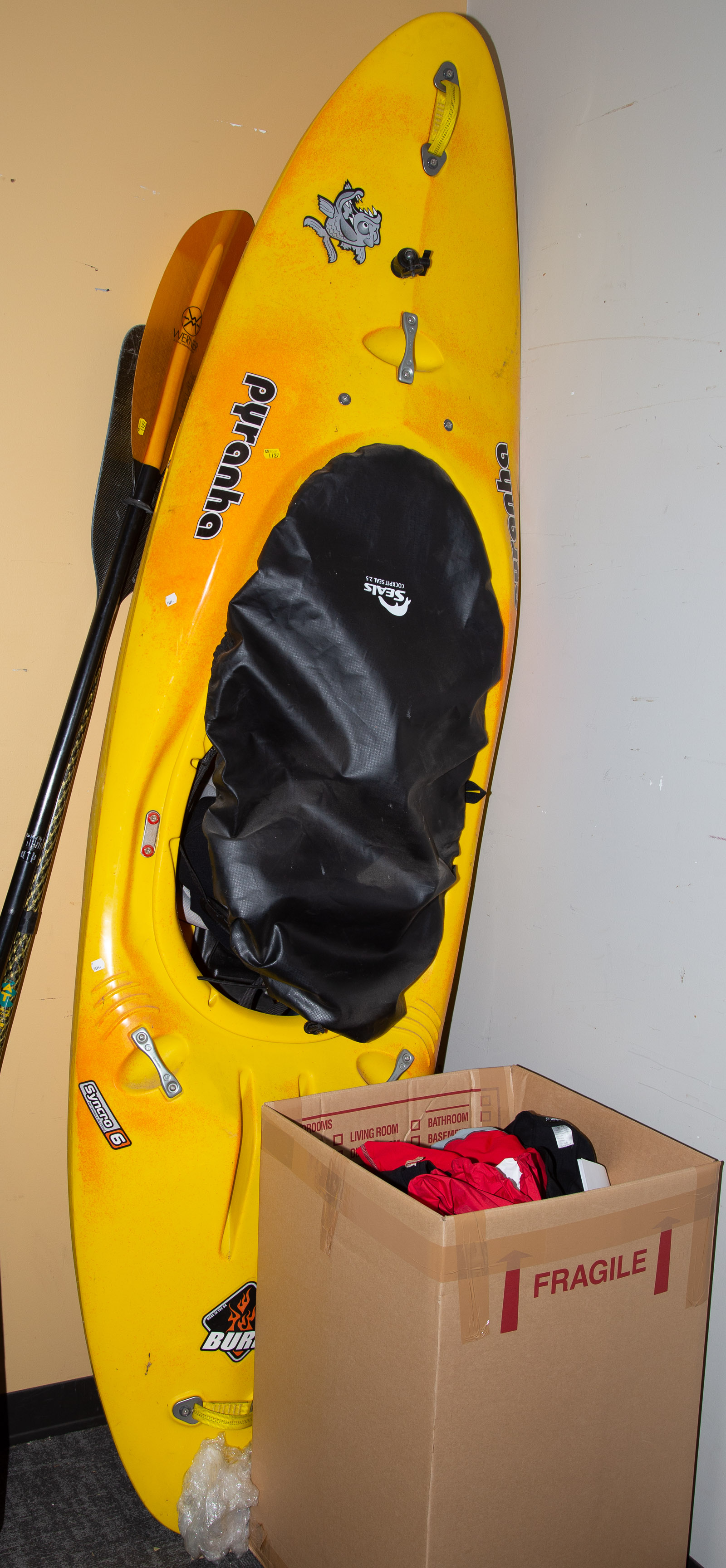 BURN PYRANHA KAYAK With two paddles 334c7f