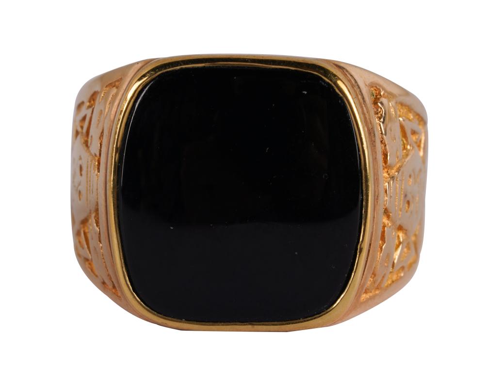 18 KARAT YELLOW GOLD & ONYX RINGcentering