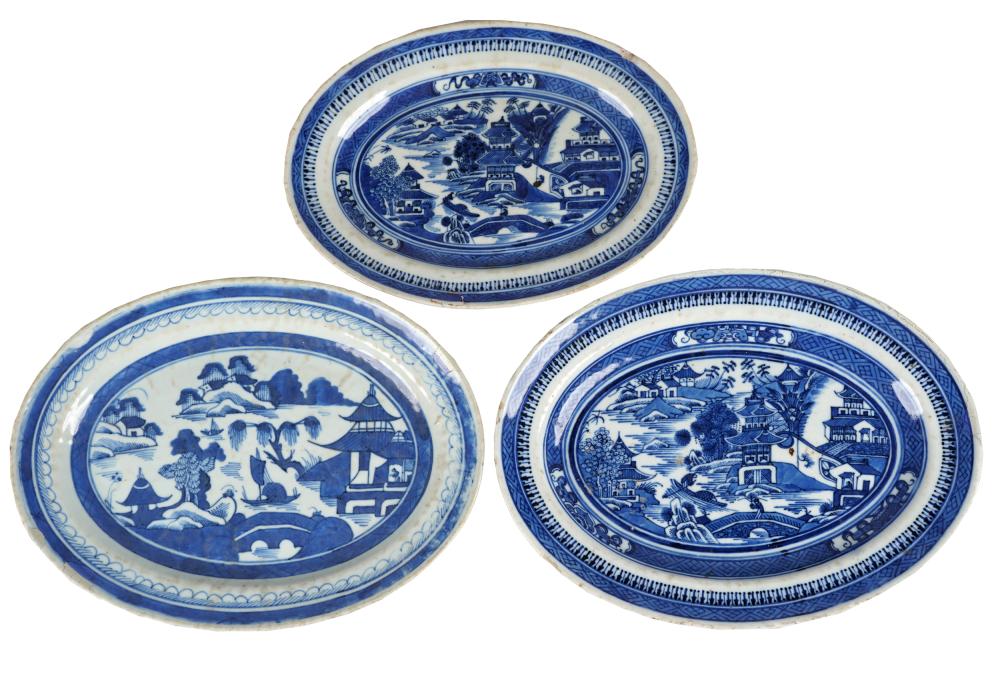 THREE CHINESE BLUE WHITE PORCELAIN 334ceb