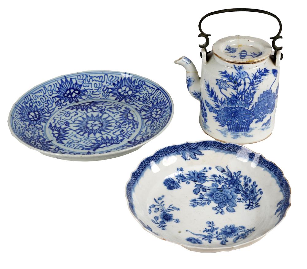 THREE BLUE WHITE PORCELAIN PIECEScomprising 334cec