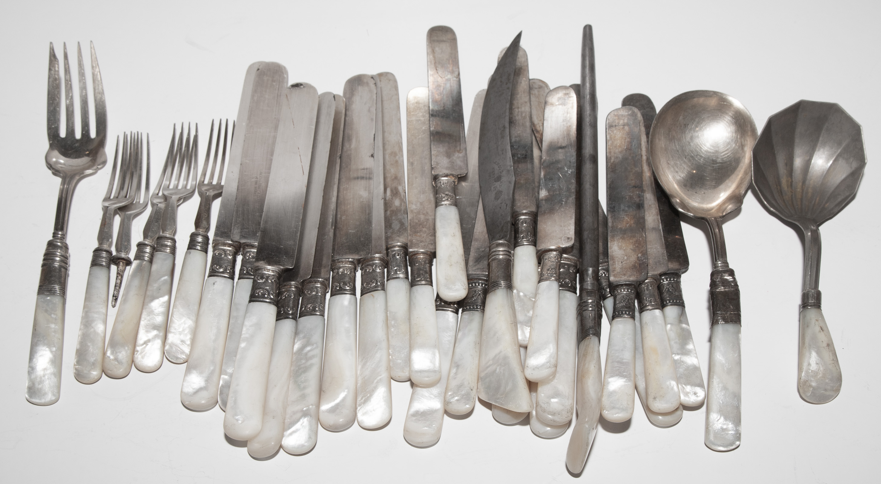 COLLECTION MOTHER-OF-PEARL HANDLED FLATWARE