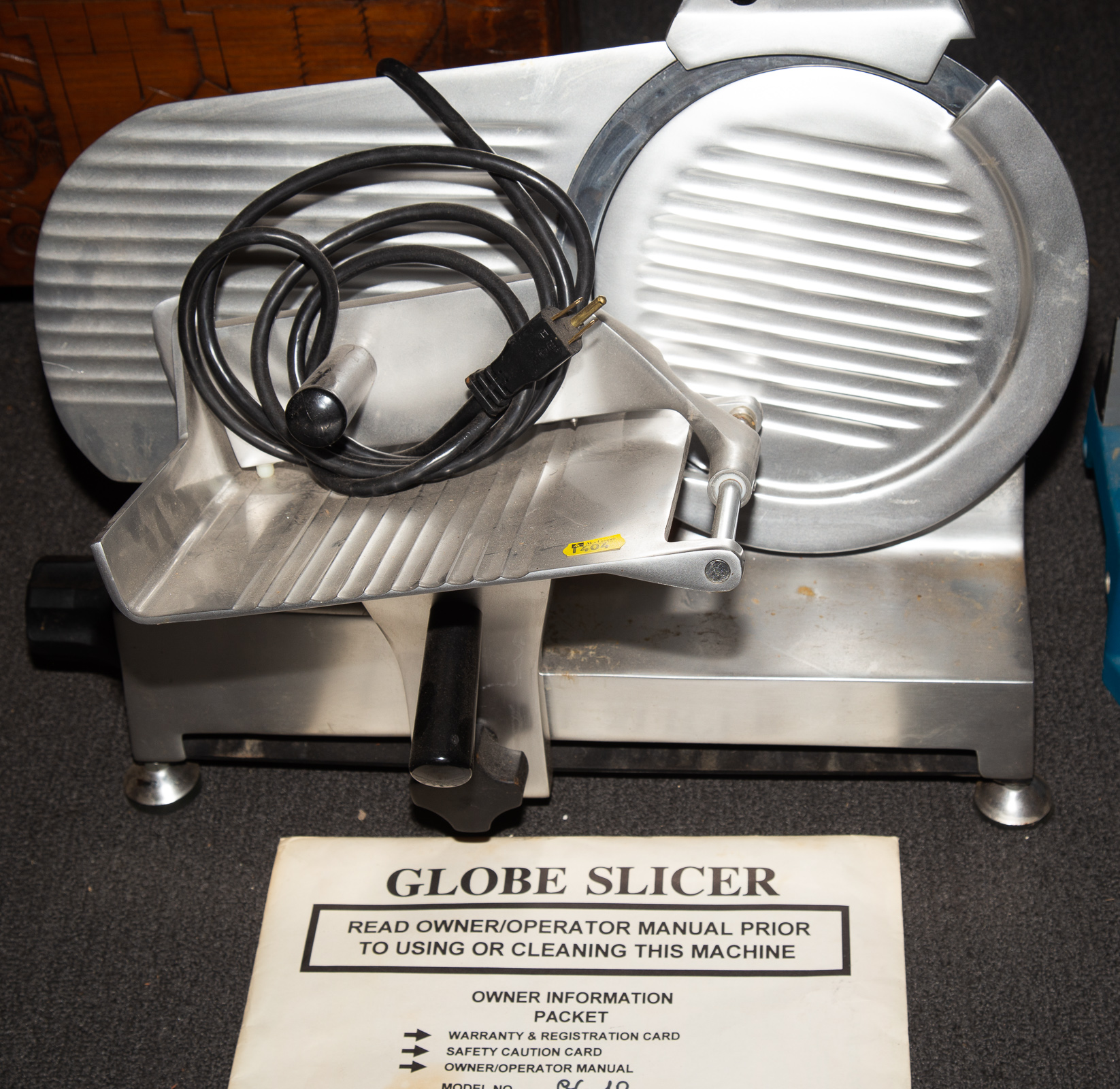 GLOBE MEAT SLICER WITH MANUAL Possibly 334fad