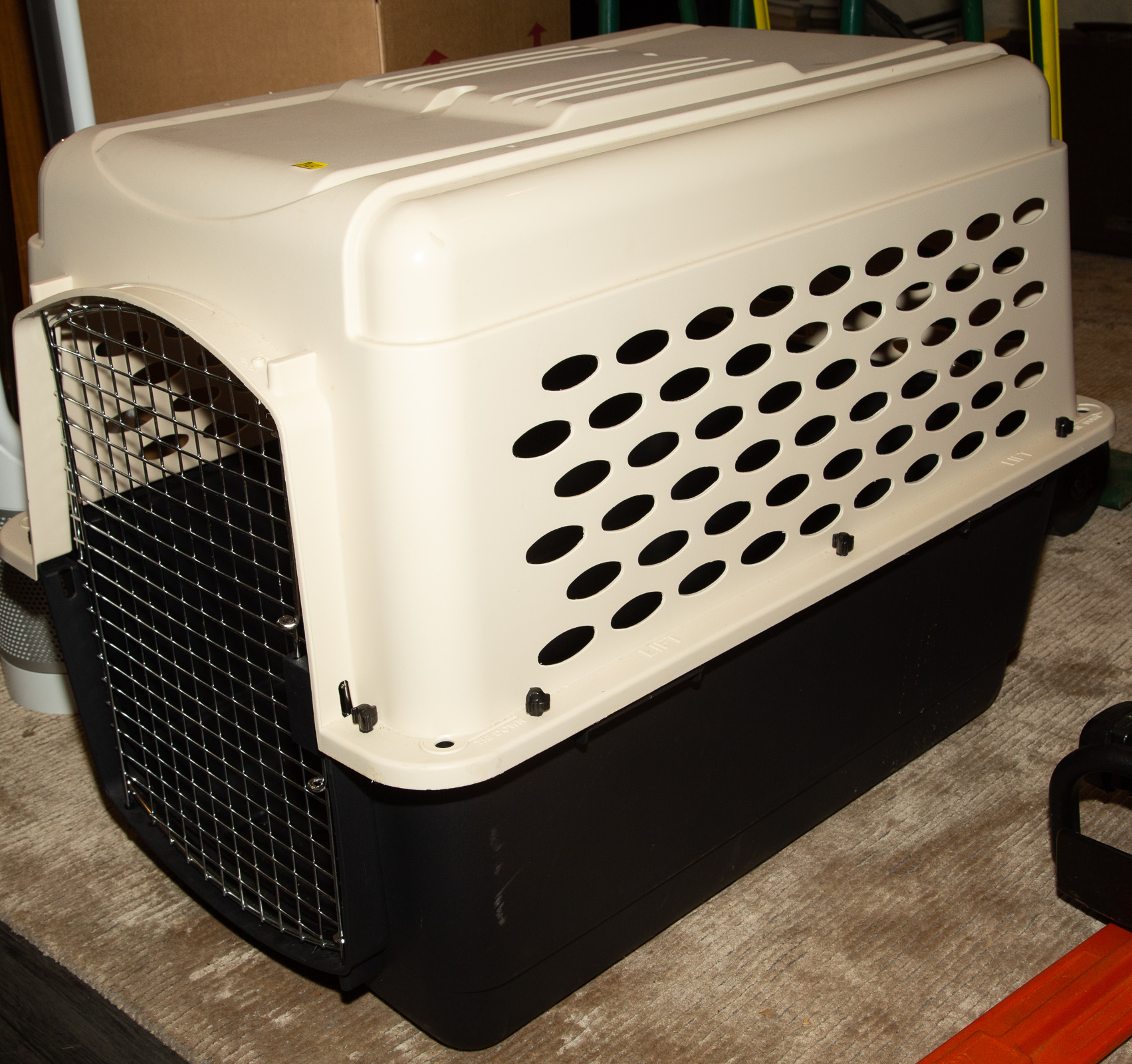 PORTABLE DOG KENNEL .