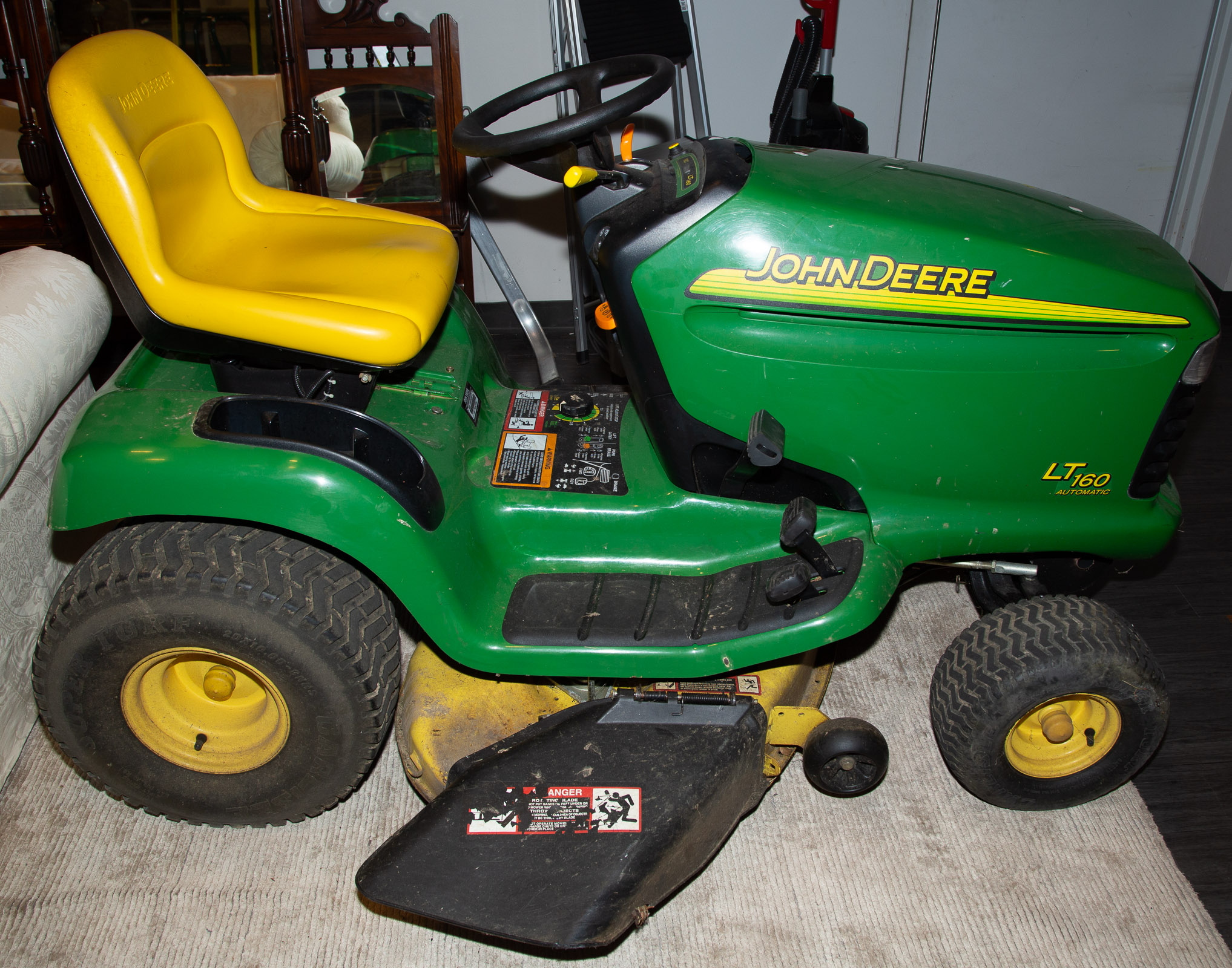 JOHN DEERE LT 160 RIDING LAWN MOWER