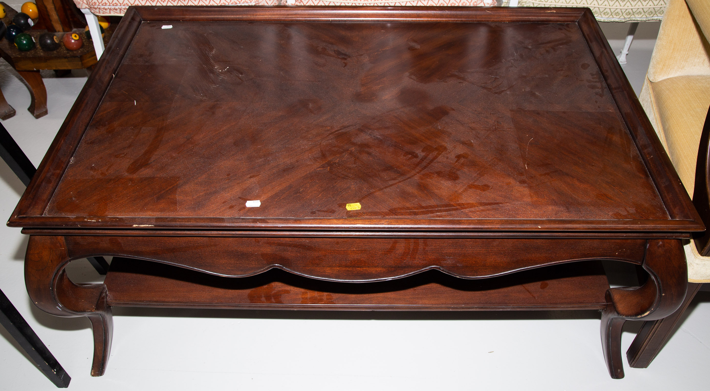 LARGE MAHOGANY COFFEE TABLE Approximately 3350bb