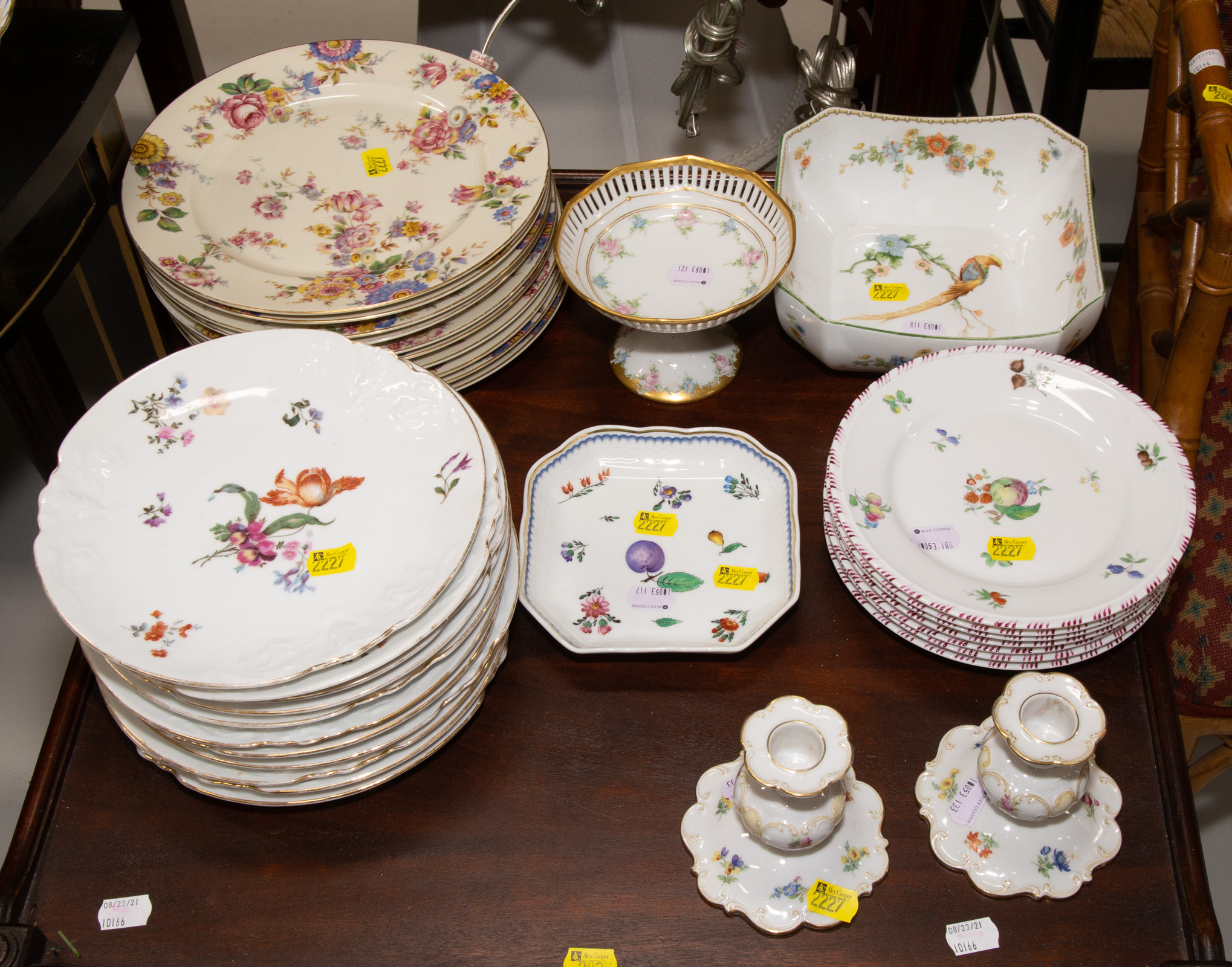 A LARGE ASSORTMENT OF PORCELAIN 335156