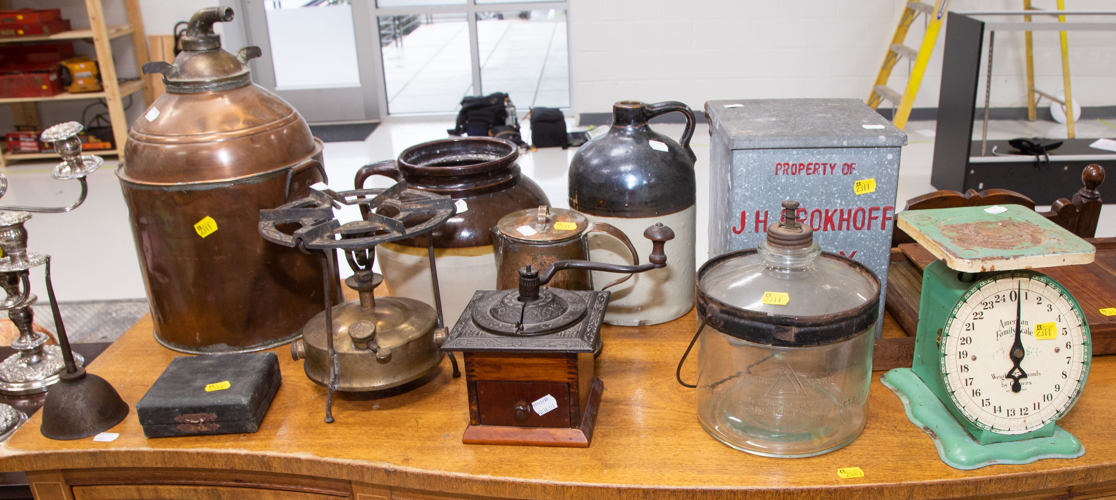 SELECTION OF KITCHEN COLLECTIBLES