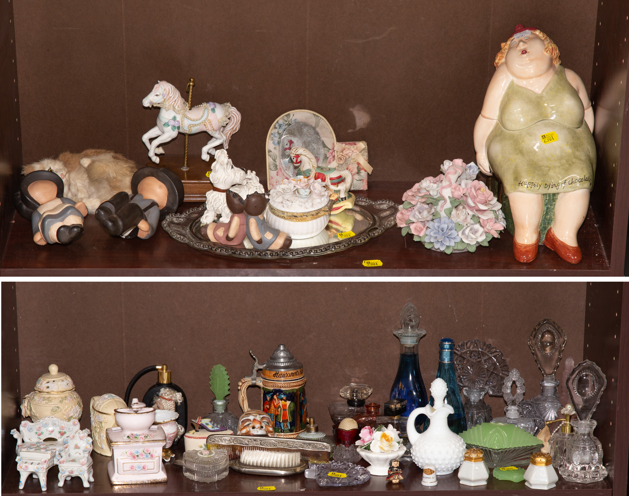 TWO SHELVES OF ASSORTED DECORATIVE 33519e