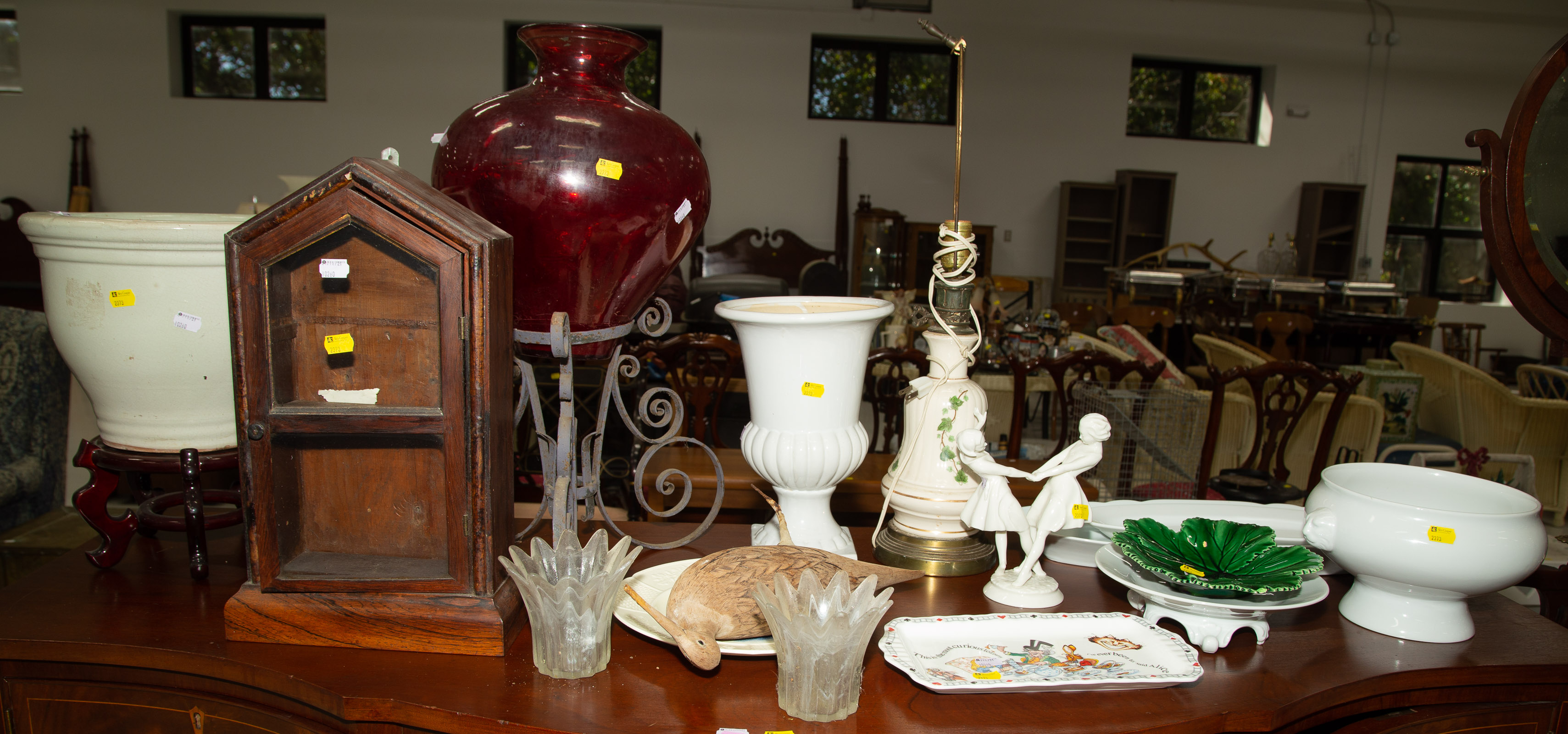 ASSORTED DECORATIVE ITEMS Includes