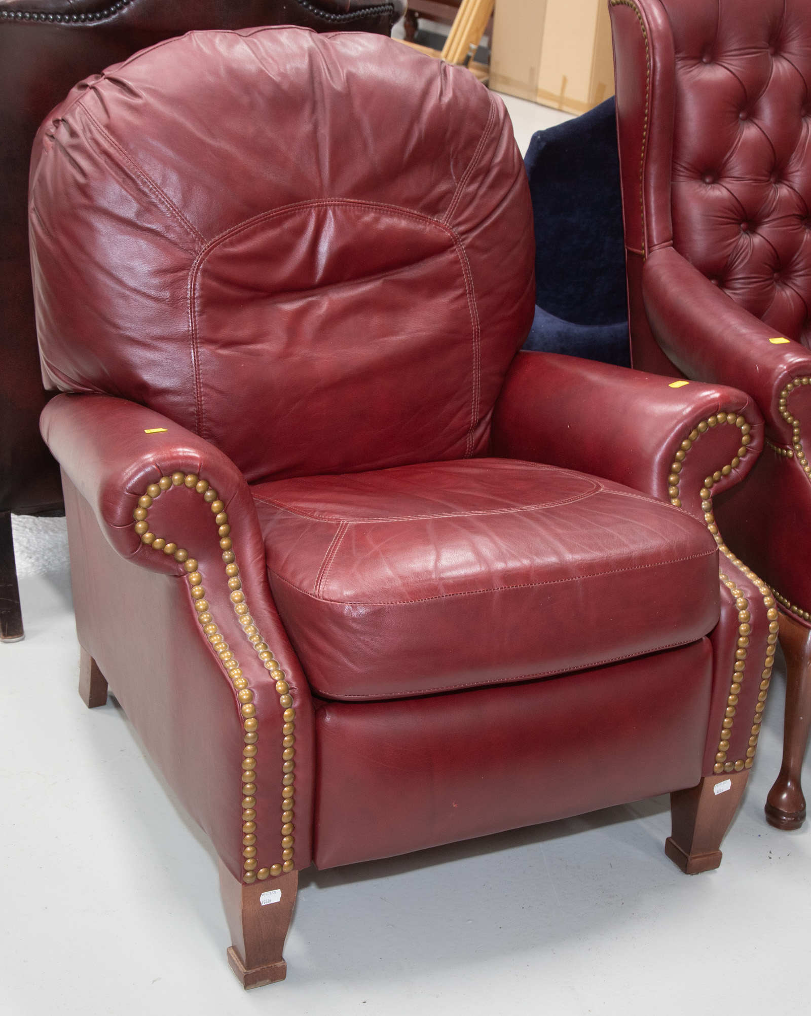 DISTINCTION LEATHER ARM CHAIR .