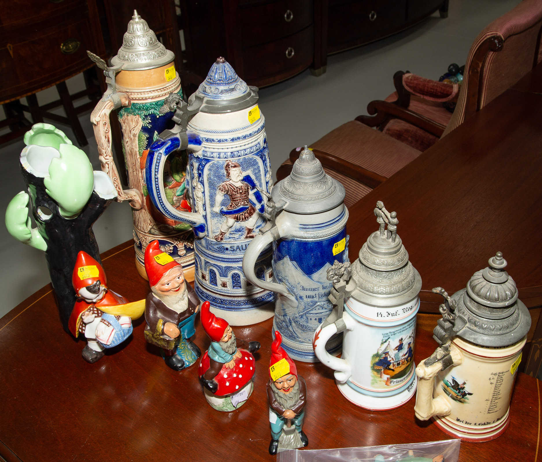 A SELECTION OF STEINS & DECORATIVE