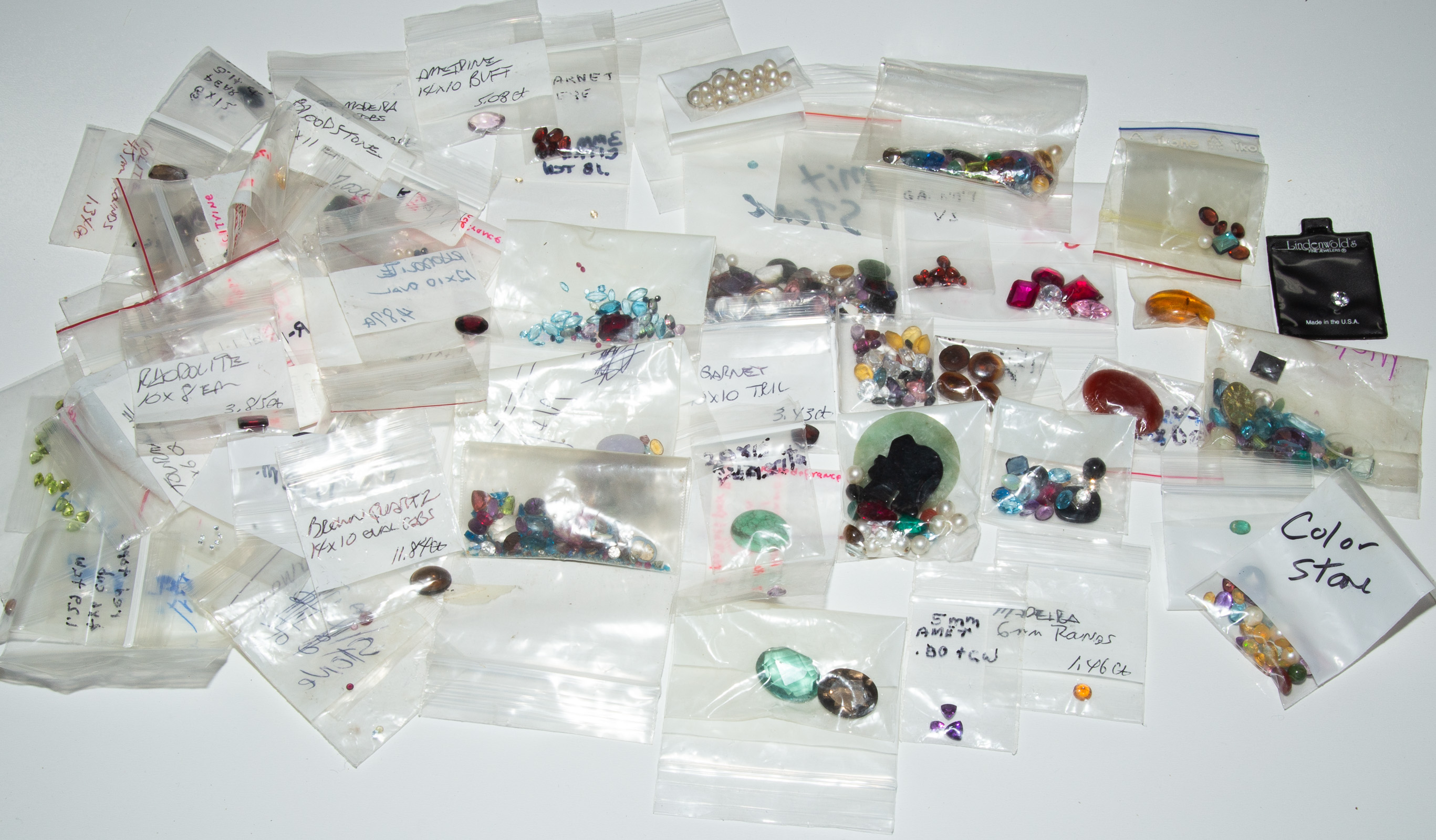 A LARGE COLLECTION OF LOOSE GEMSTONES 33527e