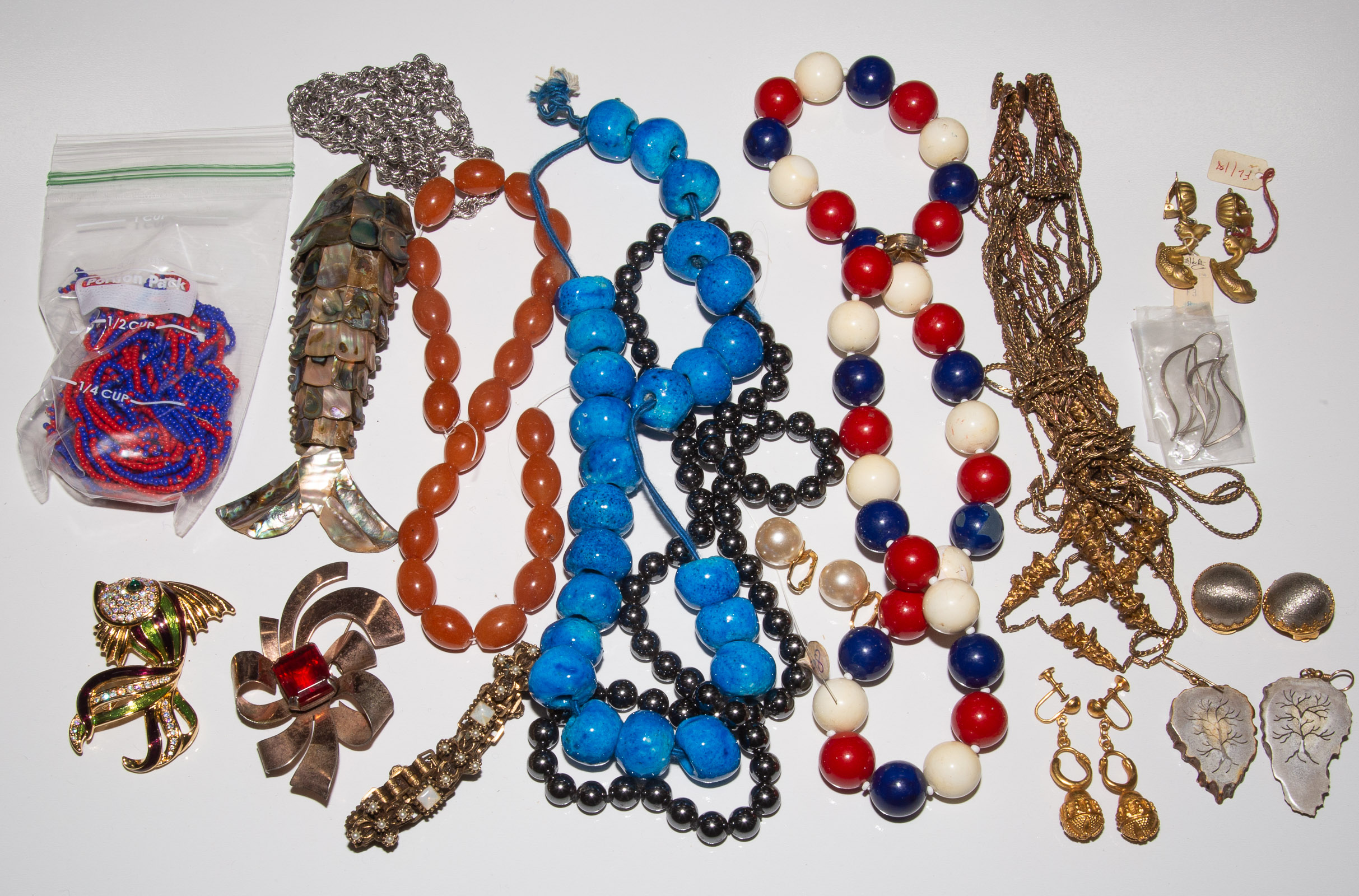 A COLLECTION OF VINTAGE JEWELRY Includes
