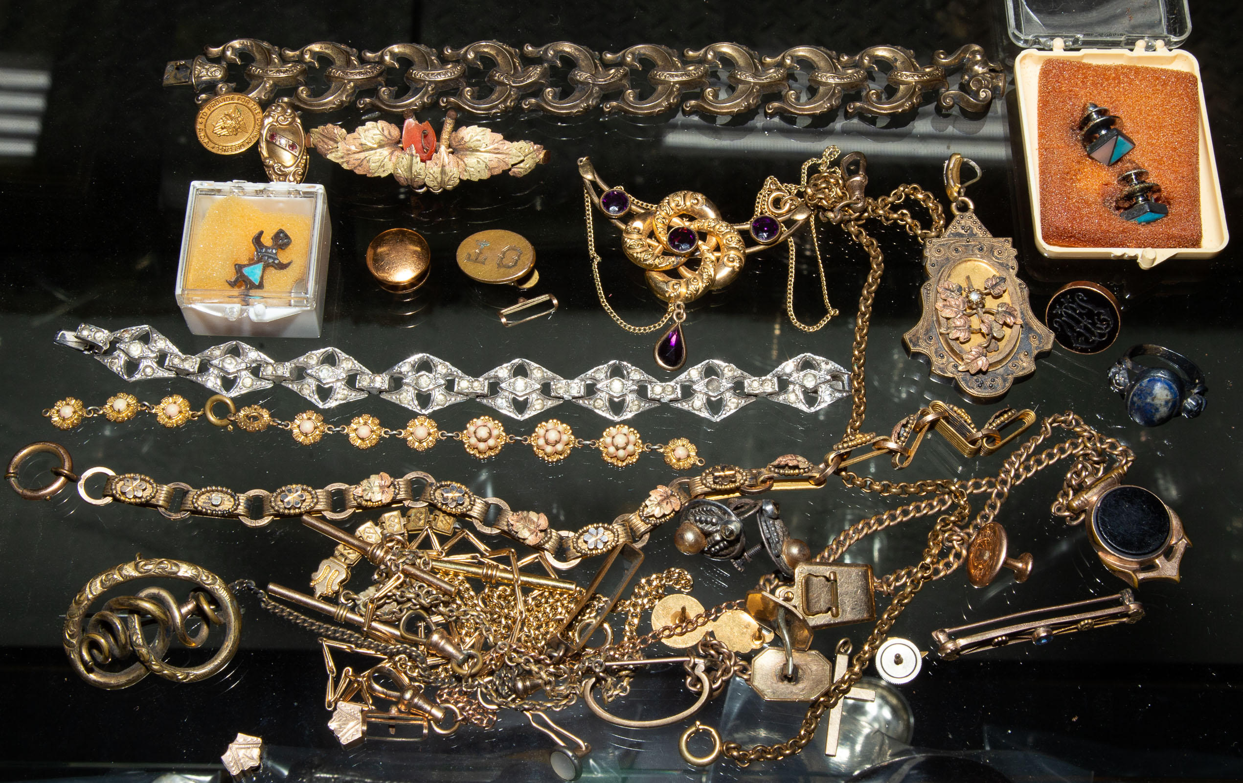 A COLLECTION OF VINTAGE JEWELRY 335286