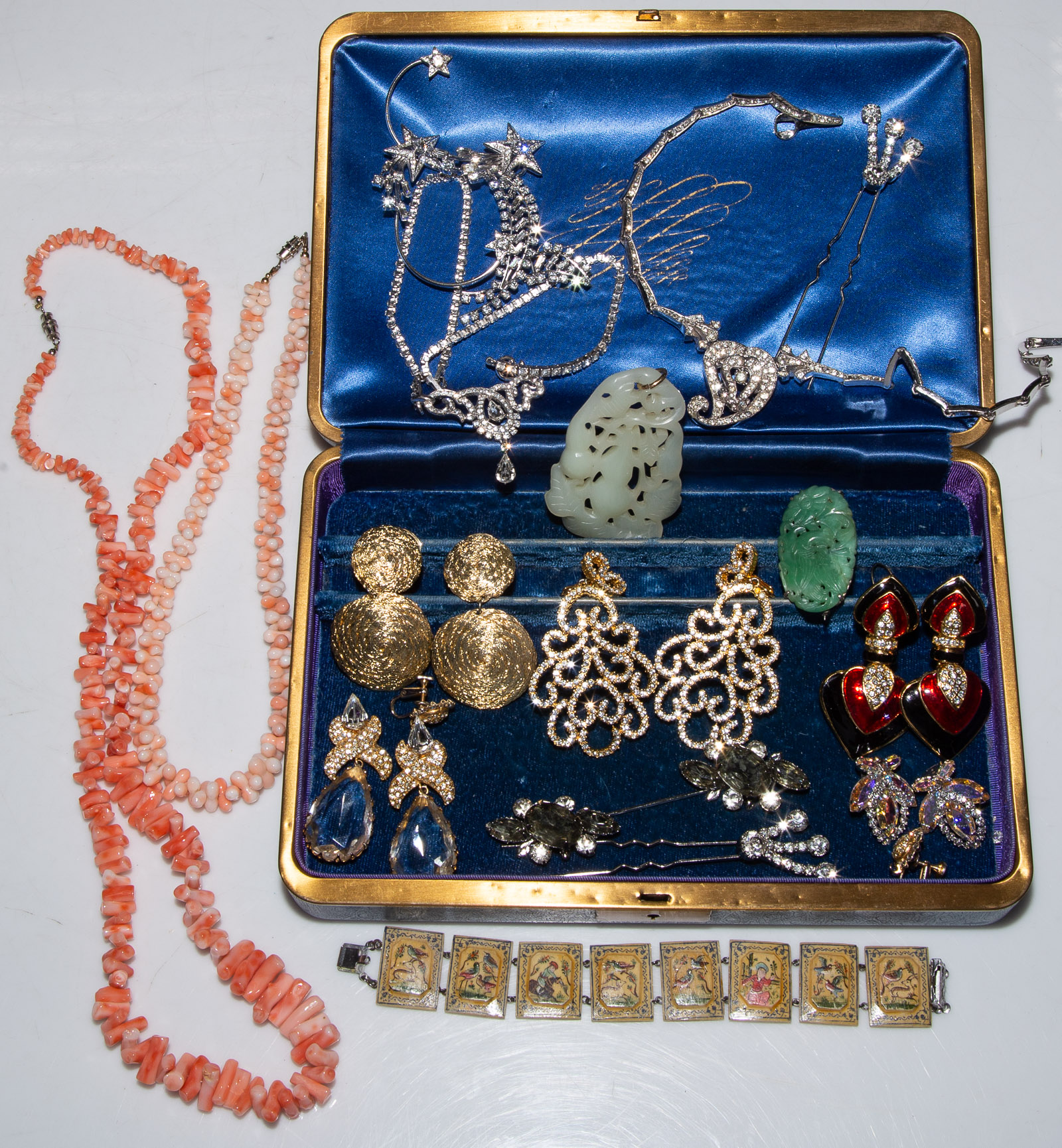 AN ASSORTMENT OF COSTUME & GEMSTONE