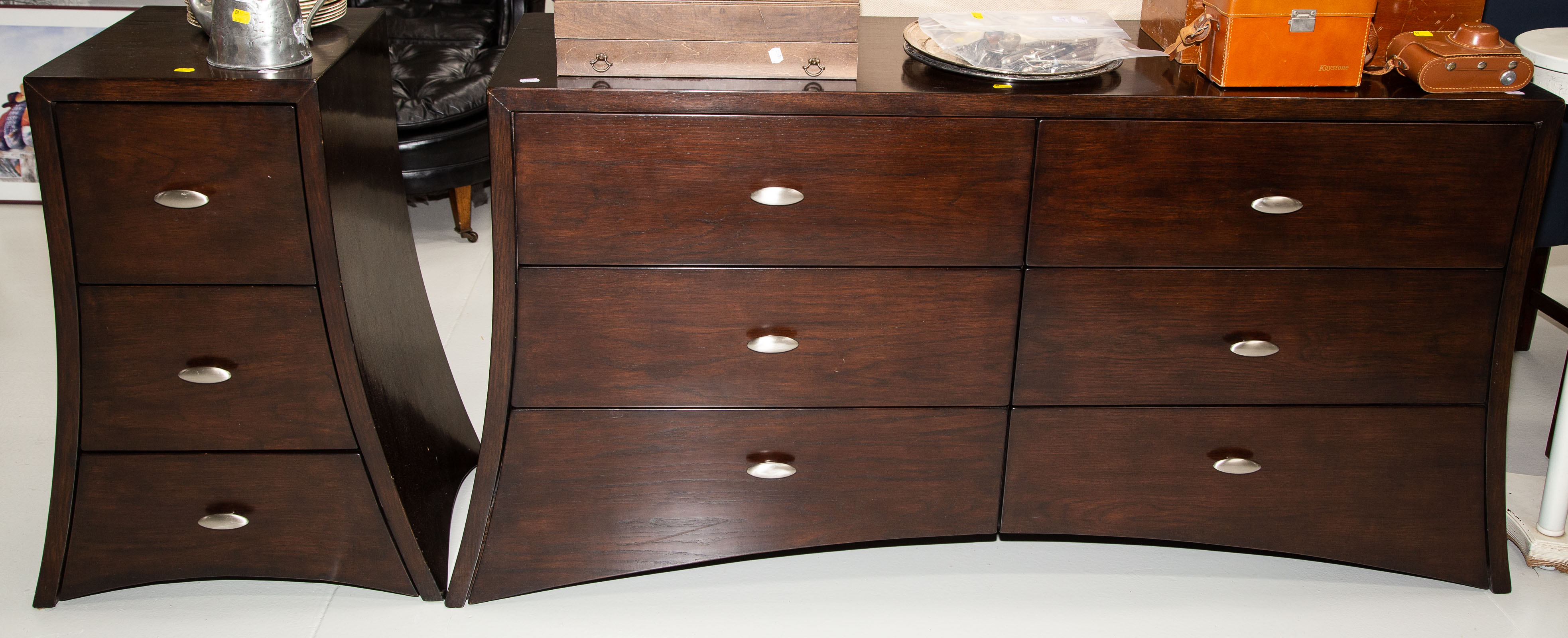CONTEMPORARY SHORT CHEST OF DRAWERS;