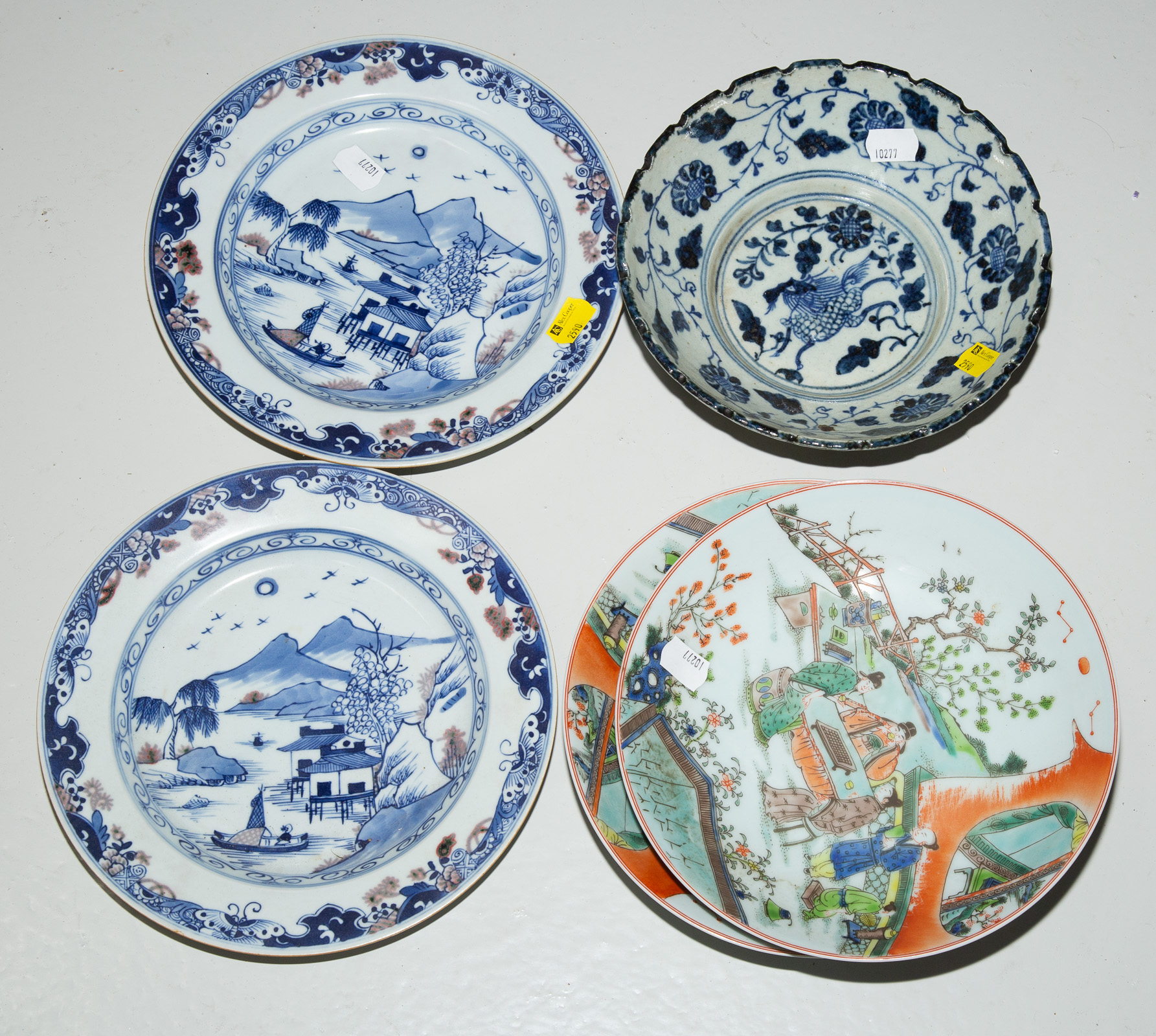 FIVE PIECES OF CHINESE PORCELAIN 3352ac