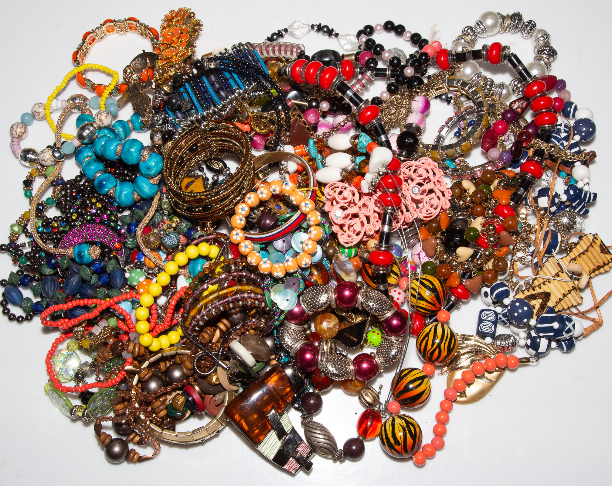 A COLLECTION OF FASHION NECKLACES &